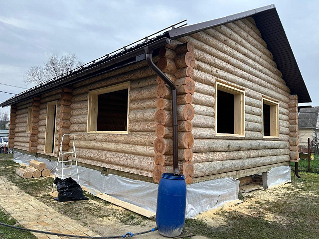 Установка обсады в срубе из северной сосны: подготовка дома к монтажу окон и дверей через полгода усадки